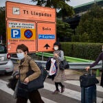 Ambiente en la sala de llegadas de la terminal 4 del Aeropuerto Madrid Barajas el día que el Gobierno ha anunciado que pedirá a los pasajeros procedentes de China un test negativo de Covid para entrar al pais