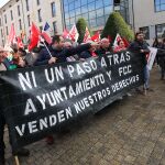 El comité de empresa del servicio de limpieza viaria y recogida de basura de Ponferrada se concentra en protesta por las actuaciones de la empresa