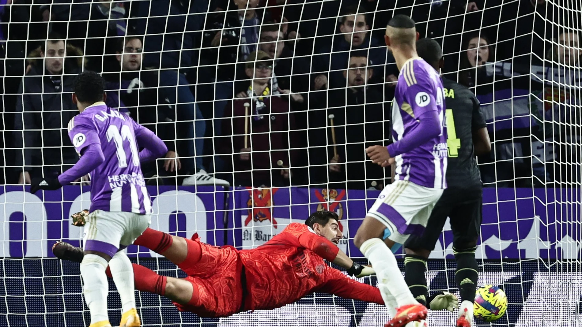 Courtois hace una de sus grandes paradas ante el Valladolid