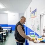 Dos temporeros llegan para comer en el Centro de Acogida Municipal gestionado por el Ayuntamiento de Jaén habilitado para acoger a inmigrantes que trabajan en la campaña de la aceituna. EFE/José Manuel Pedrosa.