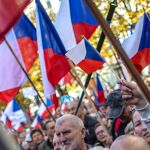 Manifestantes con la bandera checa, la misma que tenía Checoslovaquia y que Praga se "quedó" en el reparto