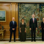 MADRID, 31/12/2022.- El rey Felipe posa para la foto de familia junto a los cuatro nuevos magistrados del Tribunal Constitucional que han jurado o prometido su cargo Juan Carlos Campo (i), Laura Díez (2i), María Jesús Segoviano (2d) y César Tolosa (d), este sábado en el Palacio de La Zarzuela. EFE/Ballesteros POOL