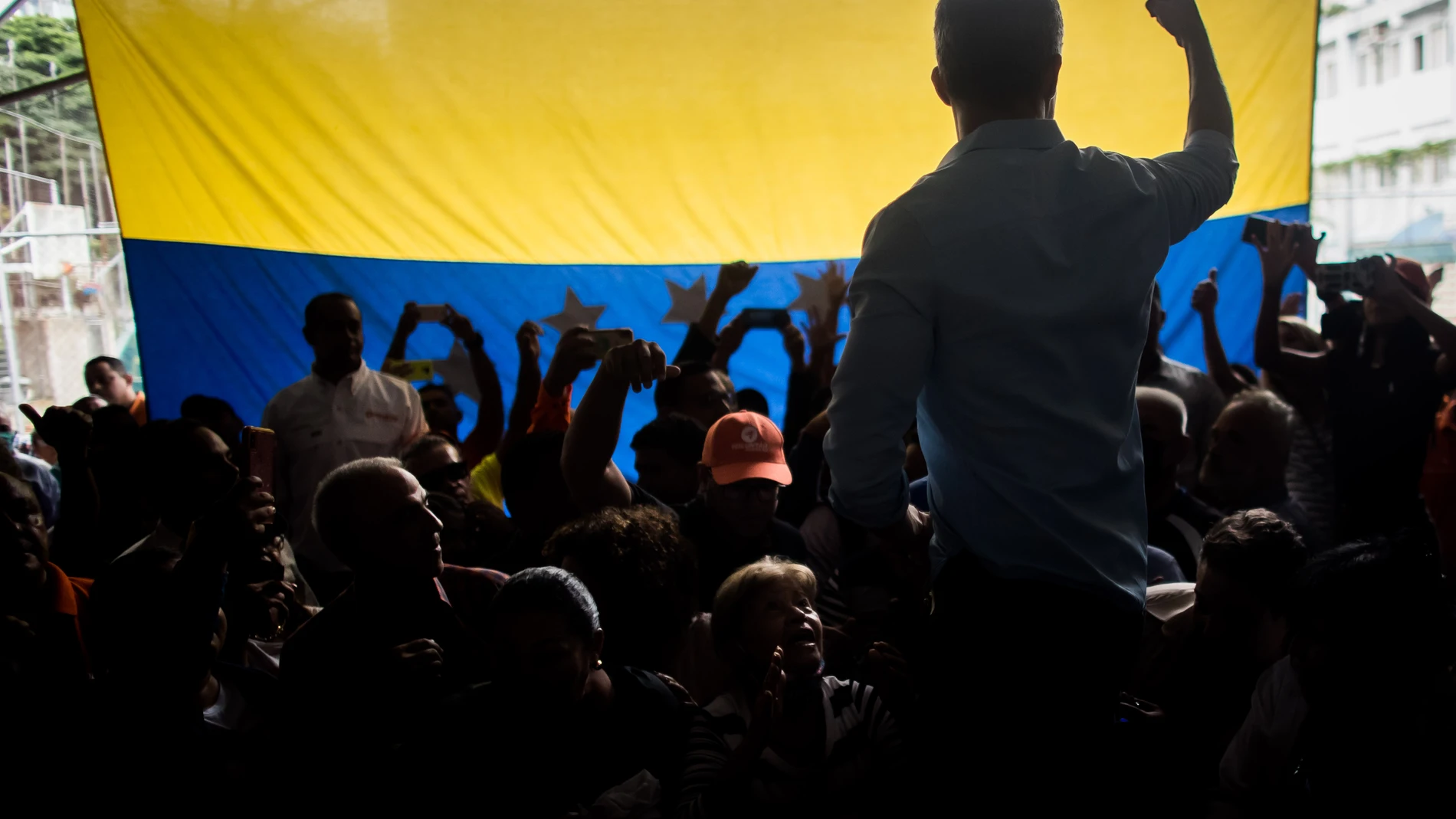 Fotografía de archivo fechada el 27 de octubre de 2022 que muestra al opositor Juan Guaidó en un acto con seguidores, en Caracas
