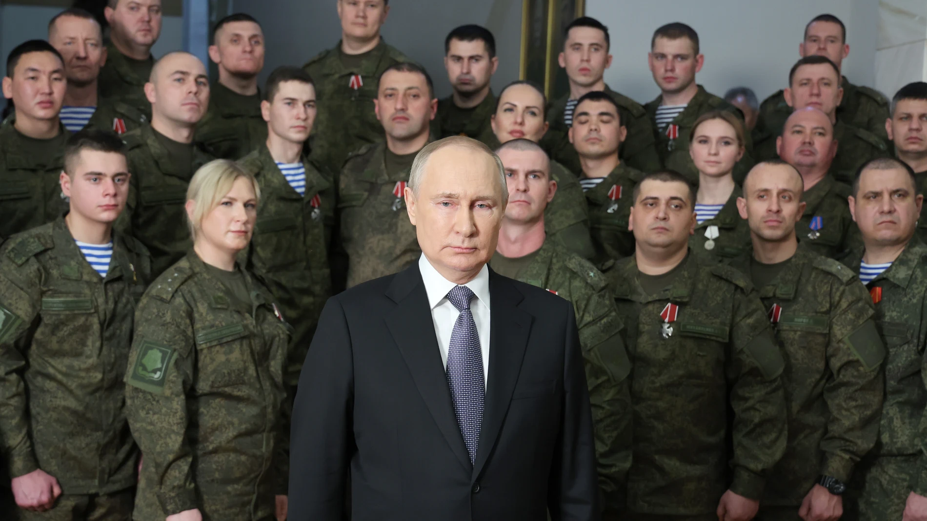 Putin con soldados rusos en el discurso de Año Nuevo