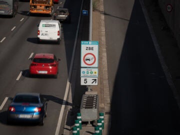 Cartel que delimita la Zona de Bajas Emisiones (ZBE) en Barcelona