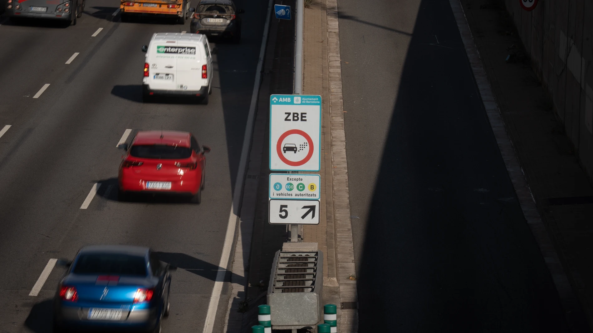 Cartel que delimita la Zona de Bajas Emisiones (ZBE) en Barcelona