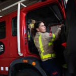 Una mujer bombero, en tareas de extinción de un fuego