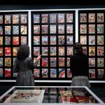 Unas mujeres disfrutan de una de las exposiciones organizadas por la entidad