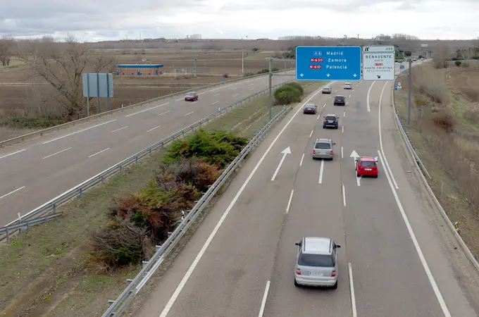 Socorren en la autovía A-6 a un hombre desorientado y sobre el que pesaba un señalamiento en vigor por desaparición Socorren en la autovía A-6 a un hombre desorientado y sobre el que pesaba un señalamiento en vigor por desaparición