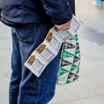 Un hombre sostiene cinco décimos para el Sorteo Extraordinario del Niño, a 2 de enero de 2023, en Madrid