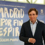 El alcalde de Madrid, José Luis Martínez-Almeida, durante una rueda de prensa para informar sobre los datos de calidad del aire de Madrid en el año 2022, en el Palacio de Cibeles
