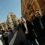 El vicesecretario general de Ciudadanos (Cs) y candidato a liderar el partido, Edmundo Bal (i) y el senador de Ciudadanos, Miguel Sánchez López (d), durante un paseo por las calles de Murcia, a 2 de enero de 2023, en Murcia (España). Edmundo Bal e Inés Arrimadas encaran unas primarias para liderar la formación después de no haber llegado a un acuerdo para presentar una lista de unidad. Bal inicia su campaña en Murcia hasta que las primarias tengan lugar los días 11 y 12 de enero. La candidatura ganadora entre él e Inés Arrimadas, tendrá que ser refrendada por los afiliados durante una asamblea extraordinaria donde se deciden también los estatutos, el modelo de partido e incluso el color del nombre.02 ENERO 2023;EDMUNDO BAL;CIUDADANOS;CAMPAÑA;PRIMARIAS;ELECCIONES;CANDATURAEdu Botella / Europa Press02/01/2023