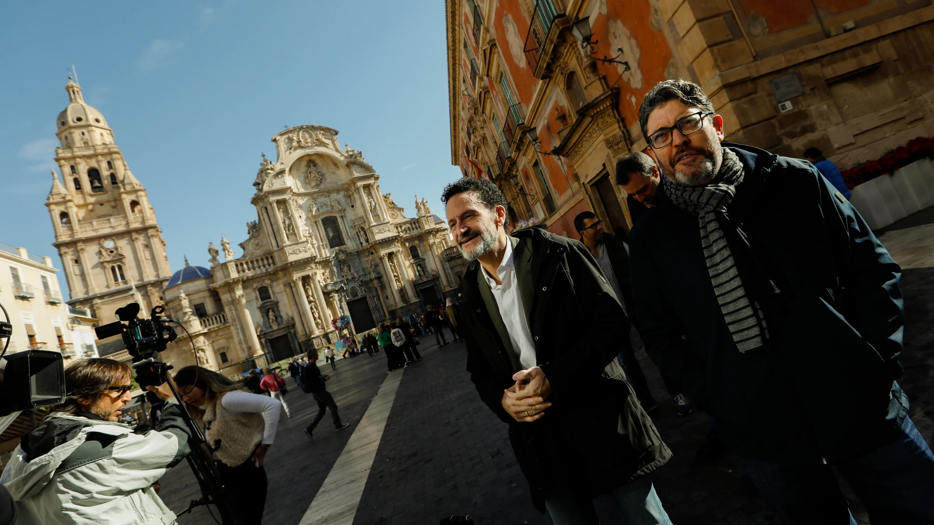 El vicesecretario general de Ciudadanos (Cs) y candidato a liderar el partido, Edmundo Bal (i) y el senador de Ciudadanos, Miguel Sánchez López (d), durante un paseo por las calles de Murcia, a 2 de enero de 2023, en Murcia (España). Edmundo Bal e Inés Arrimadas encaran unas primarias para liderar la formación después de no haber llegado a un acuerdo para presentar una lista de unidad. Bal inicia su campaña en Murcia hasta que las primarias tengan lugar los días 11 y 12 de enero. La candidatura ganadora entre él e Inés Arrimadas, tendrá que ser refrendada por los afiliados durante una asamblea extraordinaria donde se deciden también los estatutos, el modelo de partido e incluso el color del nombre.02 ENERO 2023;EDMUNDO BAL;CIUDADANOS;CAMPAÑA;PRIMARIAS;ELECCIONES;CANDATURAEdu Botella / Europa Press02/01/2023