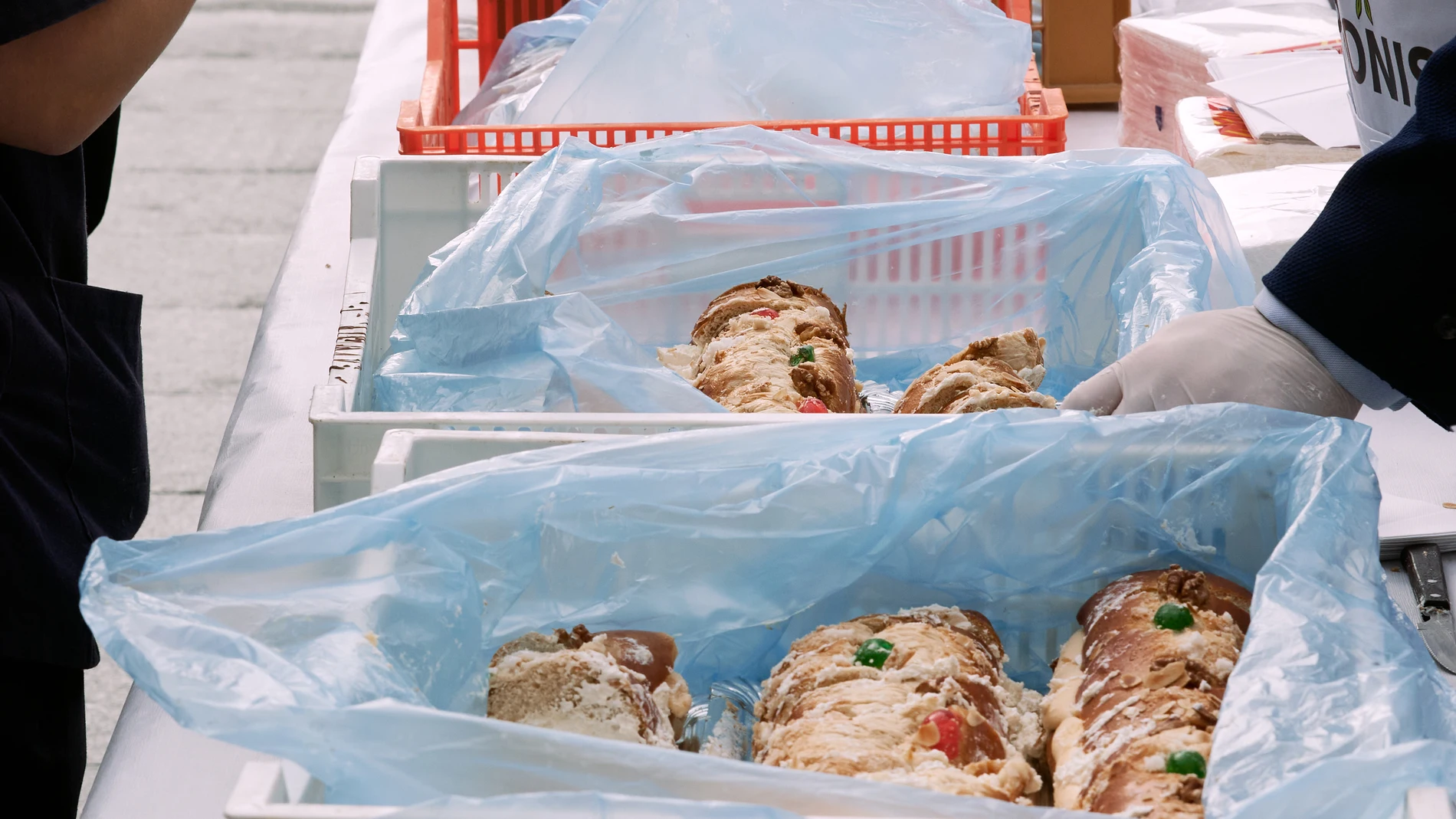 Reparto de más de un millar de raciones de un roscón solidario en pleno centro de Ávila