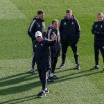 El técnico italiano del Real Madrid, Carlo Ancelotti, saluda a los aficionados que han asistido al entrenamiento realizado este lunes en la ciudad deportiva de Valdebebas, donde el equipo prepara el partido de la jornada 16 de LaLiga que disputa ante el Villarreal. EFE/J.J. Guillén