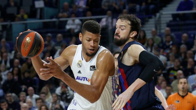Tavares intenta evitar la defensa de Sanli