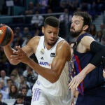 Tavares intenta evitar la defensa de Sanli