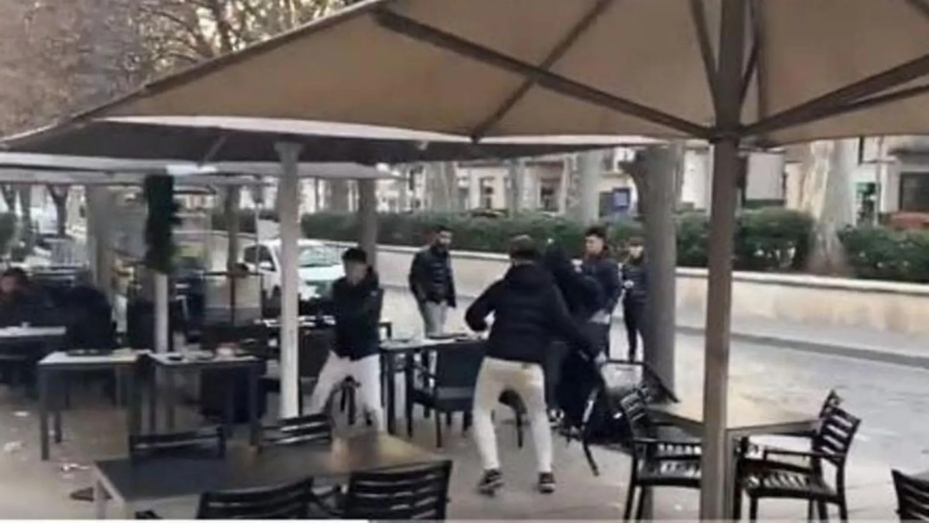 Destrozos sin justificar en la terraza del bar