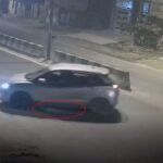 El coche que atropelló a una joven india en Nueva Delhi con el cuerpo de la mujer en los bajos