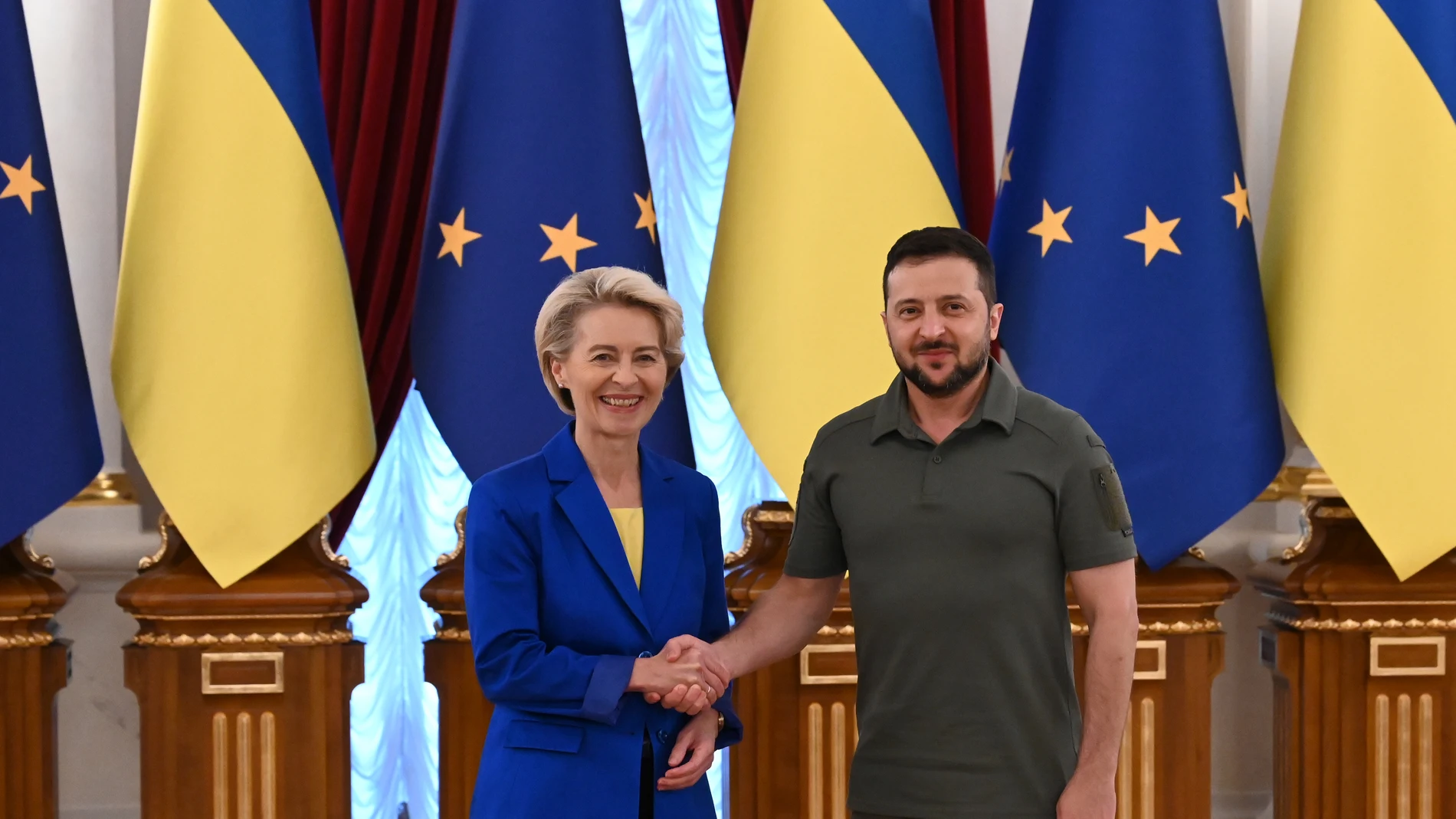 Ursula von der Leyen saluda a Zelenski en Kyiv el pasado septiembre