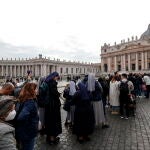 Gente esperando en la plaza de San Pedro para entrar a presentar sus respetos al papa fallecido Benedicto XVI