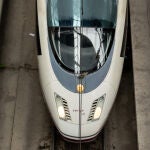 Un tren Ave en las vías espera para salir en la estación de Valladolid