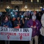 Cientos de personas durante una concentración contra el repunte de feminicidios, a 2 de enero de 2023, en Barcelona, Catalunya (España)