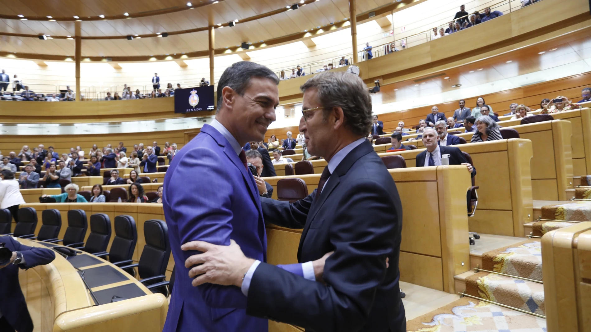 El presidente del Gobierno, Pedro Sánchez, y el líder de la oposición, Alberto Núñez Feijóo, en el Senado