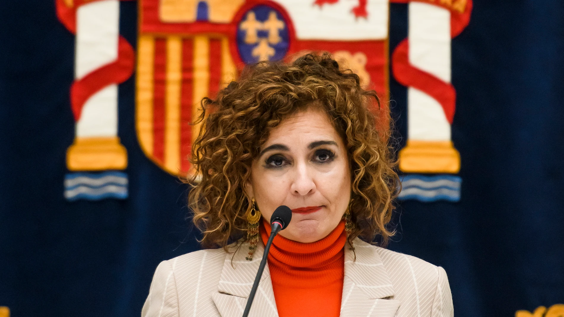 La ministra de Hacienda y Función Pública, María Jesús Montero, atiende a los medios de comunicación