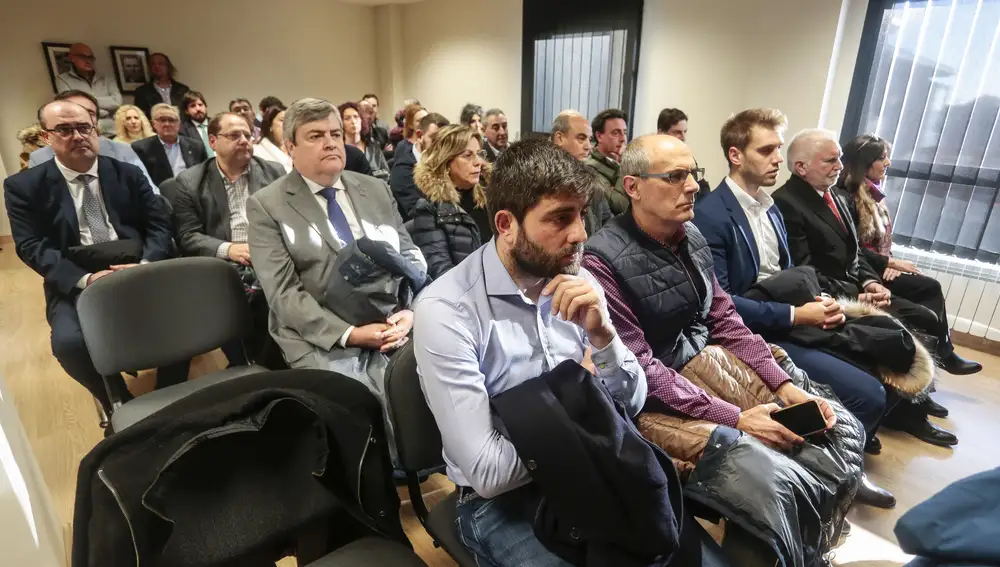 Asistentes a la firma del protocolo de ampliación del Polígono Industrial de Villadangos entre la Junta y el Ayuntamiento de Villadangos del Páramo