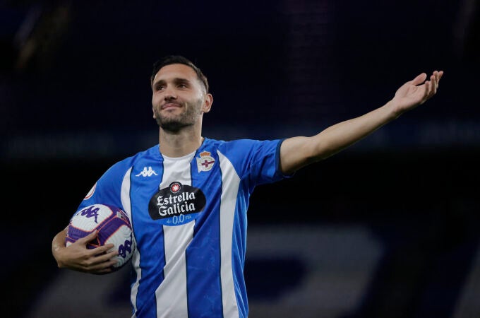Lucas Pérez, en su presentación como nuevo jugador del Deportivo de La Coruña