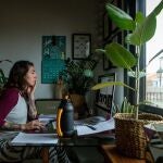 Una mujer teletrabaja desde su casa
