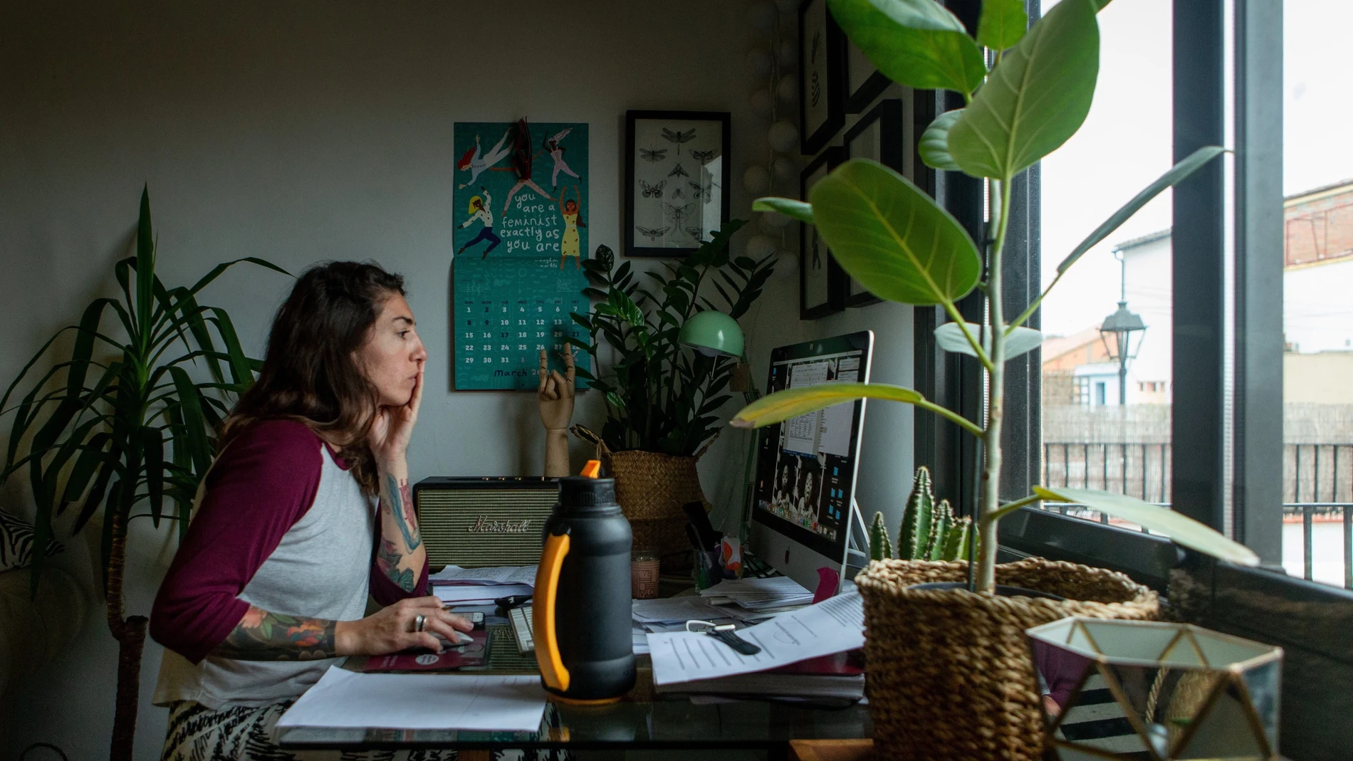 Una mujer teletrabaja desde su casa