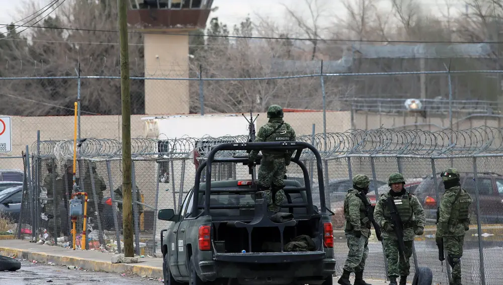 Integrantes del Ejercito Mexicano refuerzan la zona del penal donde se registró una fuga y un motín en Ciudad Juárez