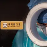 Un sanitario trabaja en una cabina para realizar PCR de coronavirus en Shanghái, China