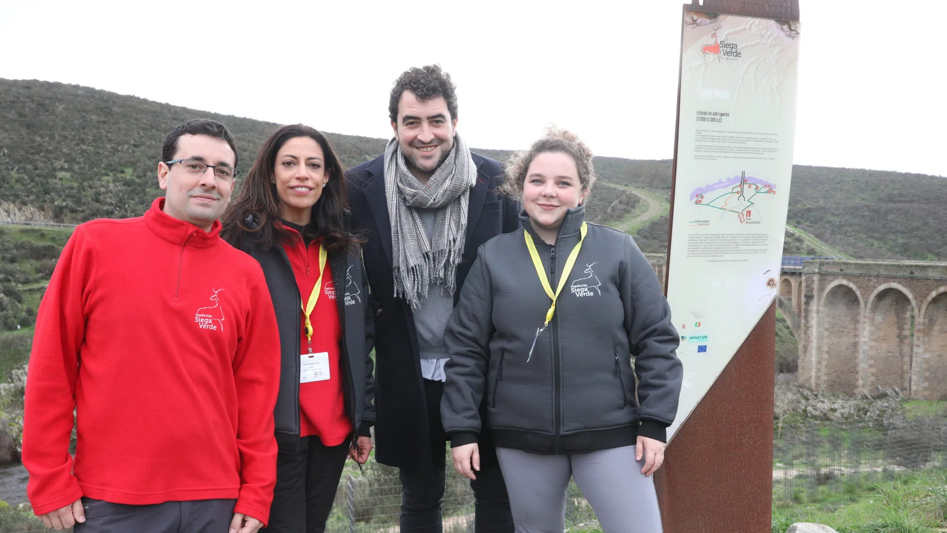 Los cuatro nuevos trabajadores de la Fundación Siega Verde. De izq a dcha: Alejandro (coordinador del Yacimiento), Cristina (guía turística), Luis (director de la FSV) y Leyre (guía turística).