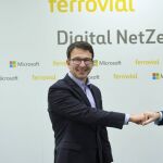 Judson Althoff, vicepresidente ejecutivo de Microsoft, junto a Ignacio Madridejos, CEO de Ferrovial, durante la firma del acuerdo