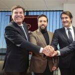 Los consejeros Carlos Fernández Carriedo y Juan Carlos Suárez-Quiñones, en la firma del protocolo de ampliación del Polígono Industrial de Villadangos entre la Junta y el Ayuntamiento de Villadangos del Páramo