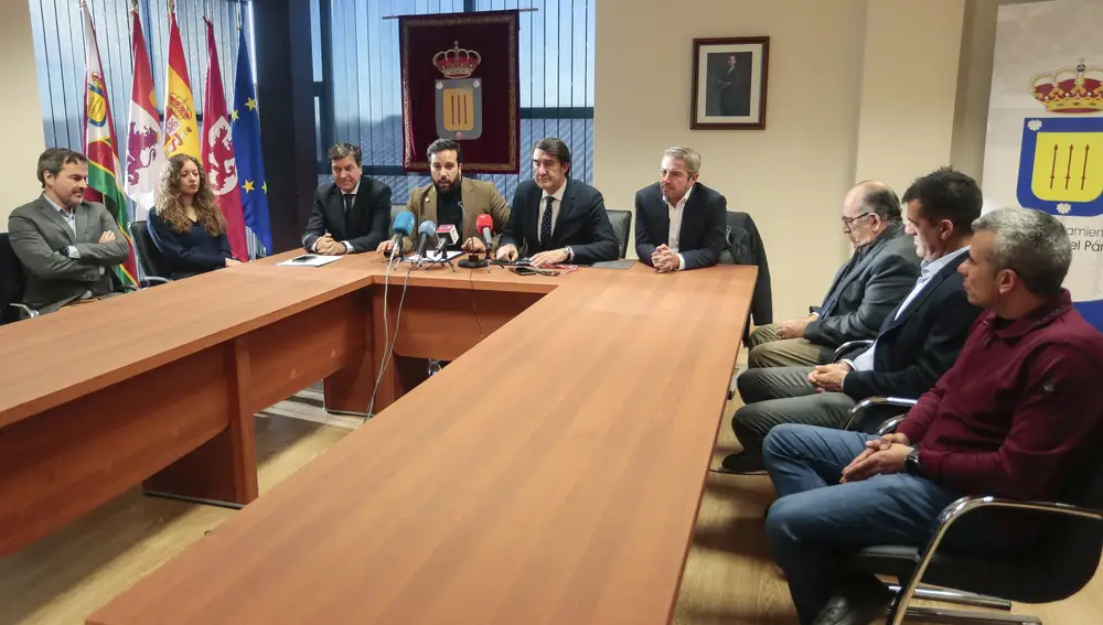 Los consejeros Carlos Fernández Carriedo y Juan Carlos Suárez-Quiñones, en la firma del protocolo de ampliación del Polígono Industrial de Villadangos entre la Junta y el Ayuntamiento de Villadangos del Páramo