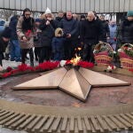 Foto facilitada por la administración de Tolyatti muestra a los lugareños colocando ofrendas florales en el Monumento de la Llama Eterna durante una concentración matutina tras la muerte de militares locales en Makiivka, en Tolyatti, región de Samara, hoy