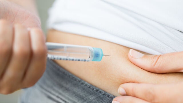 Mujer con diabetes, pinchando insulina