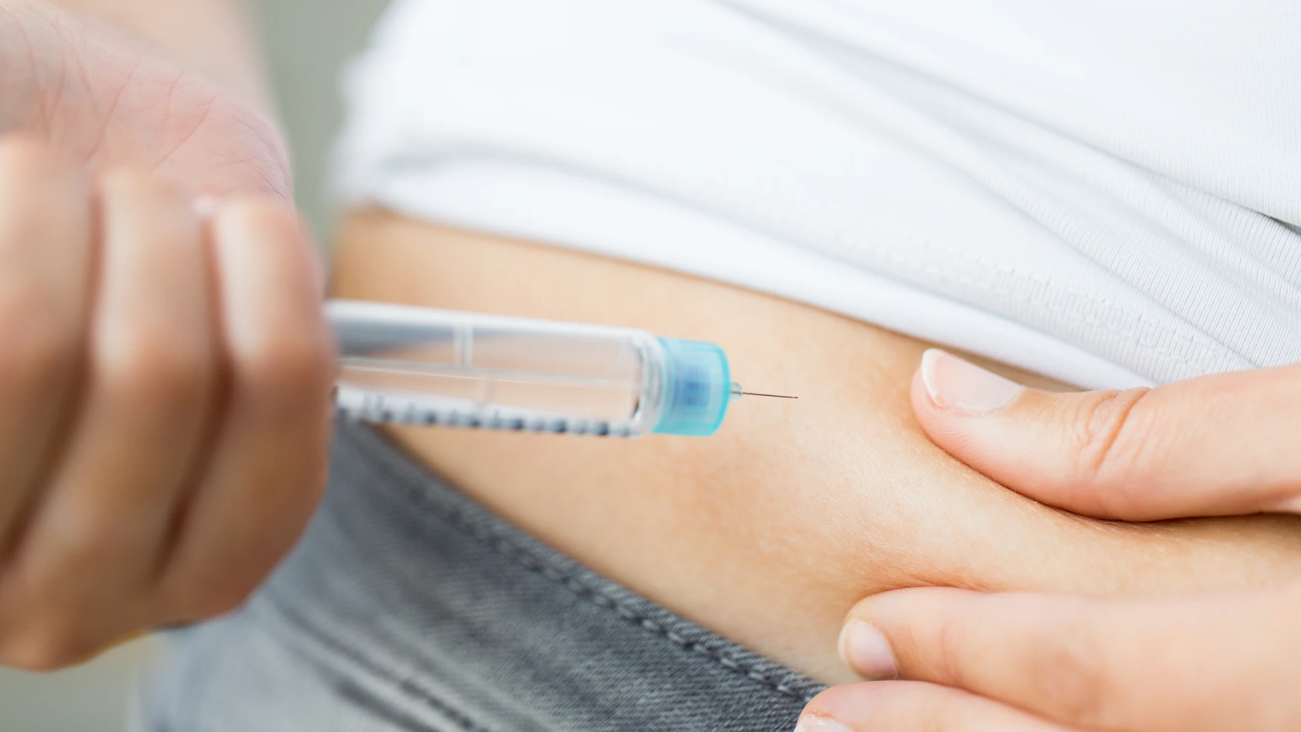 Mujer con diabetes, pinchando insulina