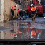 Operarios trabajan en el entorno de algunas de las viviendas afectadas por el desalojo a causa de las obras del Metro en San Fernando de Henares.