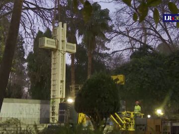 Tensi&oacute;n y rezos en la retirada final de la Cruz del Parque Ribalta a su emplazamiento definitivo