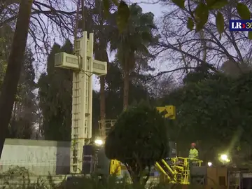 Tensión y rezos en la retirada final de la Cruz del Parque Ribalta a su emplazamiento definitivo Tensión y rezos en la retirada final de la Cruz del Parque Ribalta a su emplazamiento definitivo