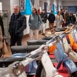La sala Pintor Elbo del centro cultural Hospital de Santiago de Úbeda que acoge en estos días, y hasta el 8 de enero, una exposición que recoge diferentes modelos de moto Vespa