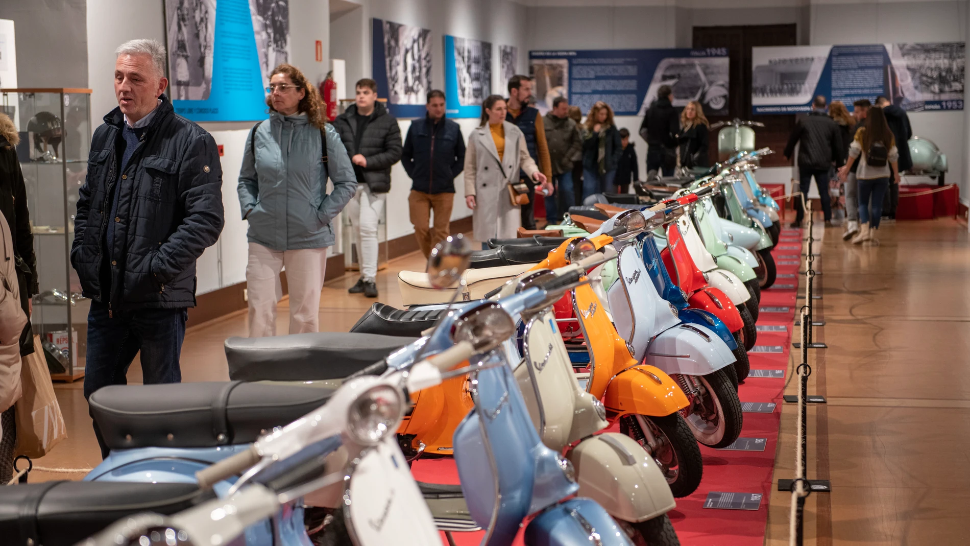 La sala Pintor Elbo del centro cultural Hospital de Santiago de Úbeda que acoge en estos días, y hasta el 8 de enero, una exposición que recoge diferentes modelos de moto Vespa
