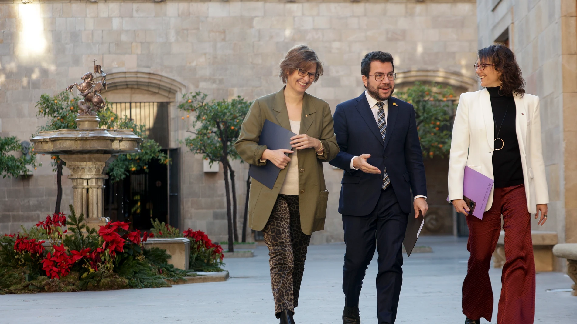 El presidente de la Generalitat, Pere Aragonès , acompañado por la consellera de Acción Exterior, Meritxell Serret y la consellera de Igualdad, Tània Verge, se dirigen hacia una reunión con una representación de activistas iranís