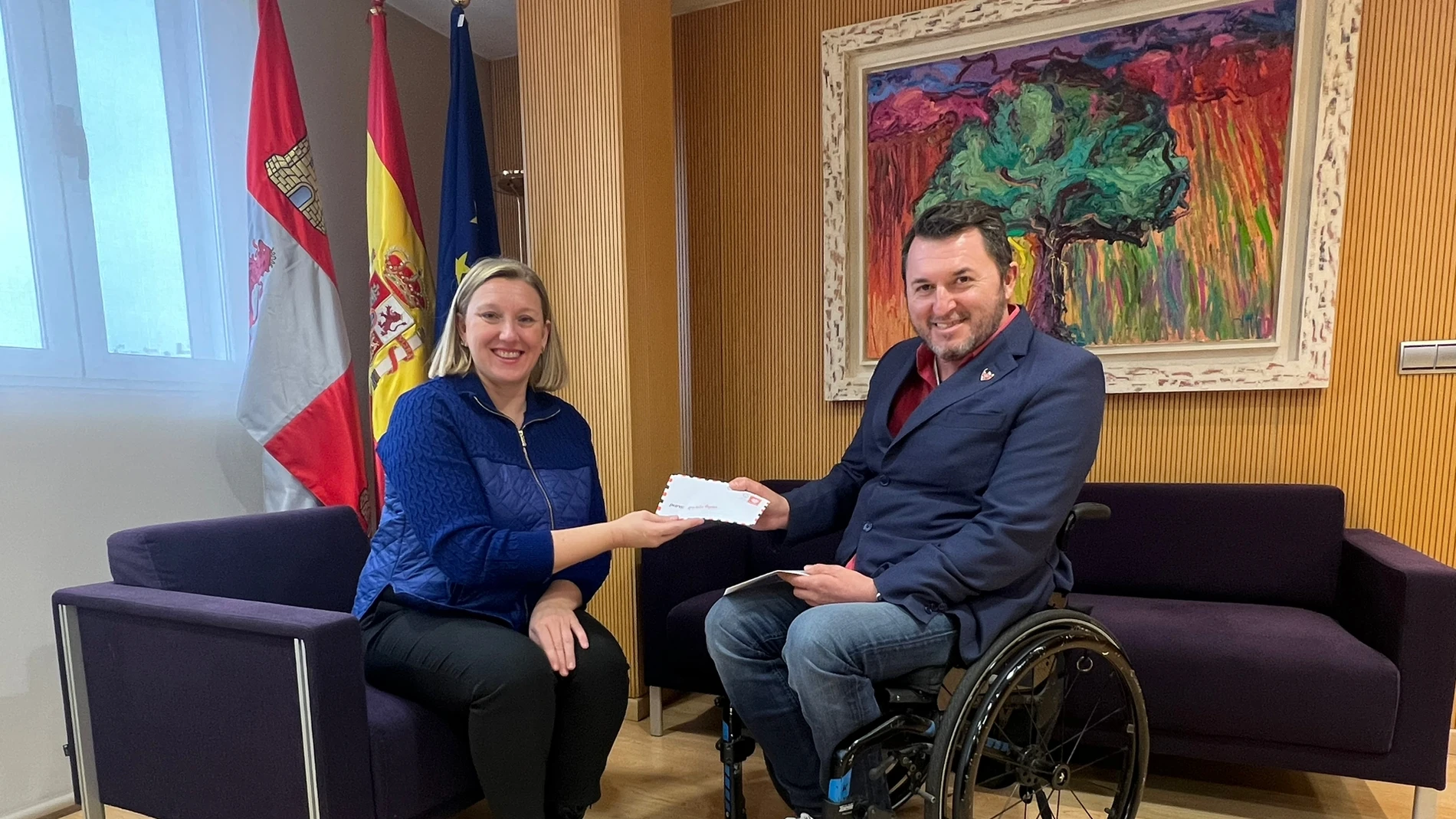 El presidente de Predif Castilla y León, Francisco Sardón, entrega la carta de los deseos a la consejera de Familia, Isabel Blanco