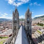Vista panorámica del encanto de esta histórica ciudad con las torres de su basílica en primer plano
